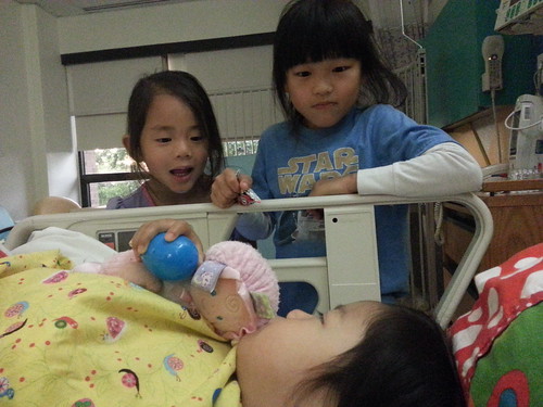 Nadia and Amelie visiting Dani